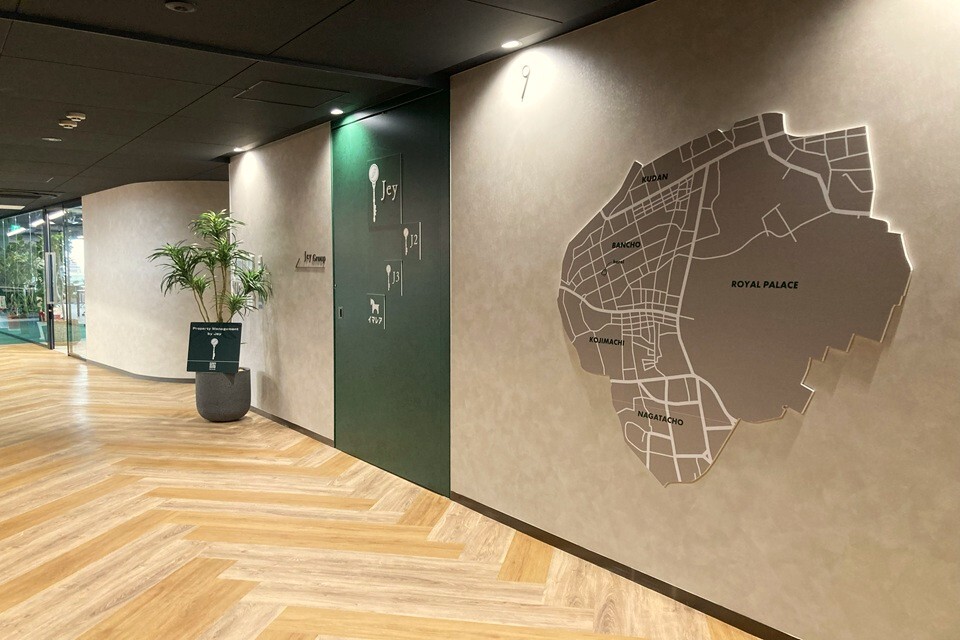 社員の感性に響く、コーポレートカラーが息づくオフィス空間